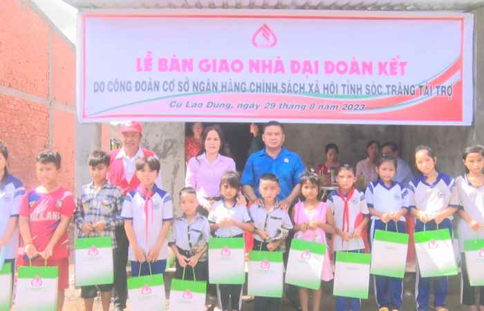 Cù Lao Dung: Bàn giao nhà “Đại đoàn kết” và trao quà cho hộ nghèo có hoàn cảnh khó khăn